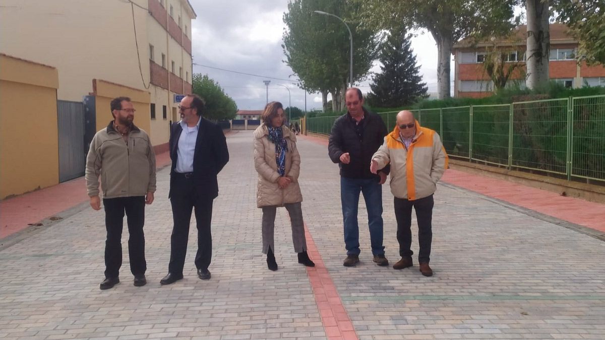 El equipo de gobierno en la calle entre los colegios recién renovada. | L..N.C.