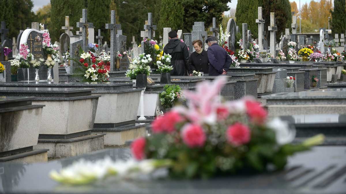 El cementerio de León ha abierto este martes a las 9 de la mañana. | REPORTAJE GRÁFICO: JESÚS F. SALVADORES