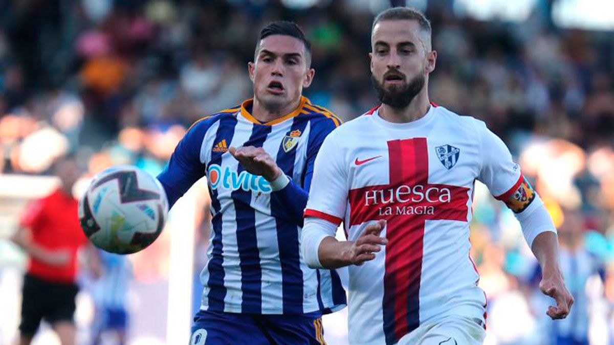 Espiau pelea un balón dividido. | LALIGA