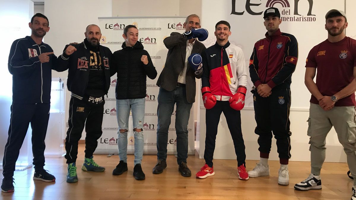 Presentación del evento, con el concejal de Deportes Vicente Canuria junto a varios de los boxeadores participantes y sus técnicos. | J.C.