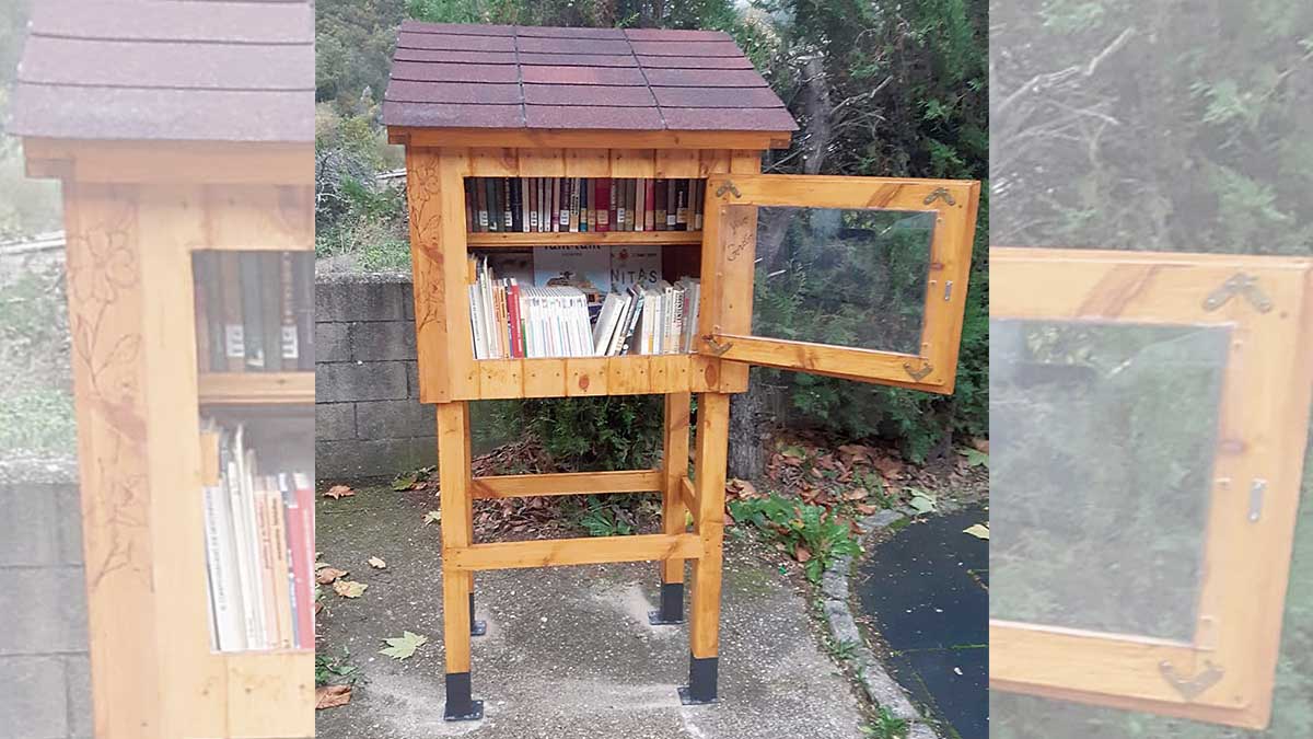 Una de las bibliotecas móviles instaladas en el municipio. | L.N.C.
