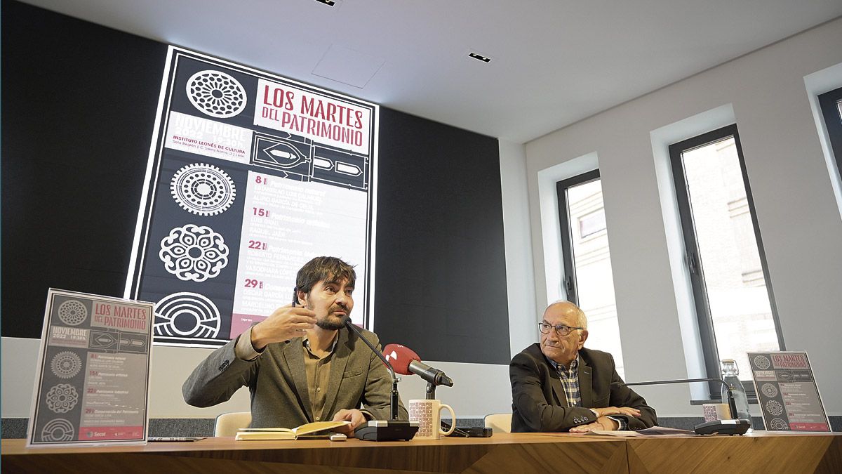 Emilio Gancedo y Lorenzo López Trigal  presentaron el ciclo de conferencias.