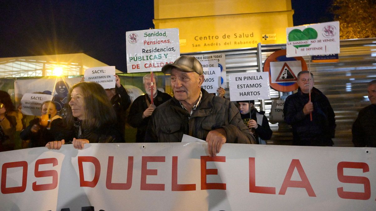 Los vecinos cortaron la calle en la que se sitúa el centro de salud. | JESÚS F. SALVADORES