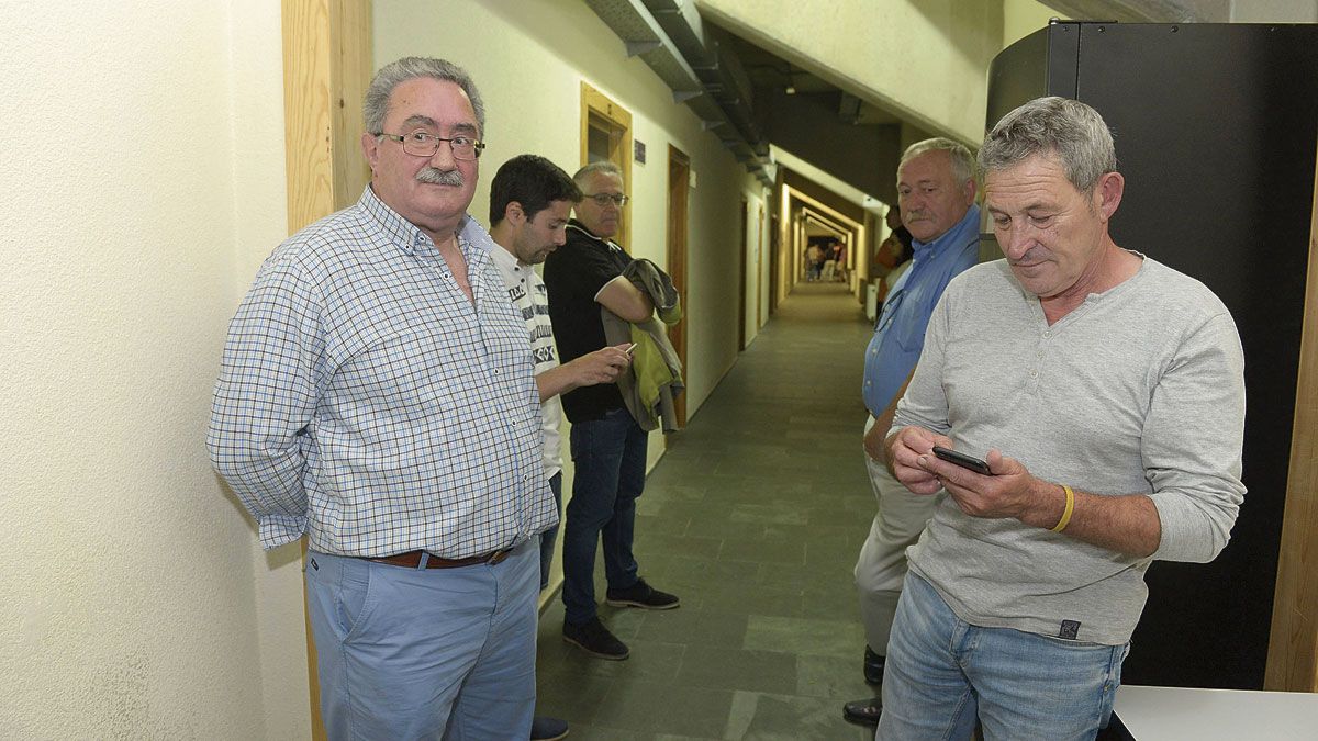 Ángel Rivero y parte de su equipo esperando para tomar posesión de la sede federativa después de un largo y convulso proceso electoral. | MAURICIO PEÑA