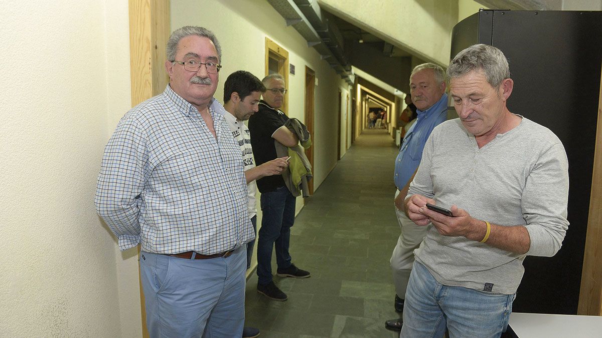 Ángel Rivero y parte de su equipo esperando para tomar posesión de la sede federativa después de un largo y convulso proceso electoral. | MAURICIO PEÑA Ángel Rivero y parte de su equipo esperando para tomar posesión de la sede federativa después de un largo y convulso proceso electoral. | MAURICIO PEÑA