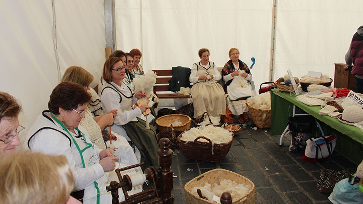 Mujeres hilando durante la muestra de oficios en Páramo del Sil. | AYTO. PÁRAMO