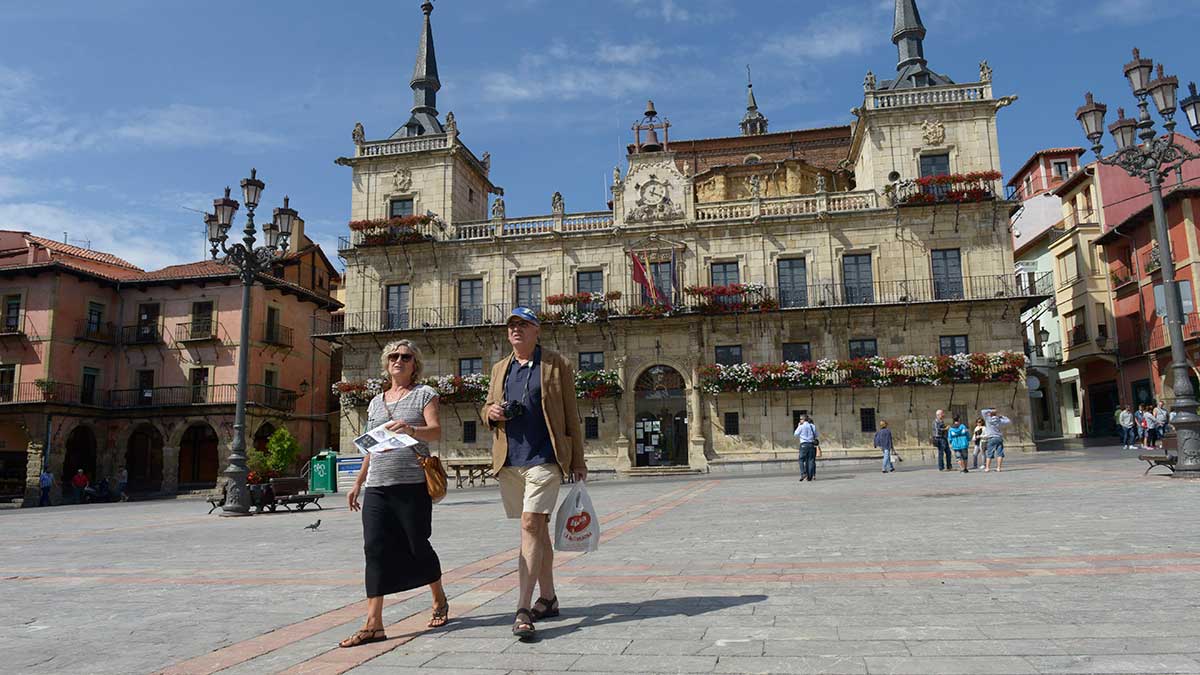 Imagen de archivo de turistas por el centro de la ciudad de León. | MAURICIO PEÑA