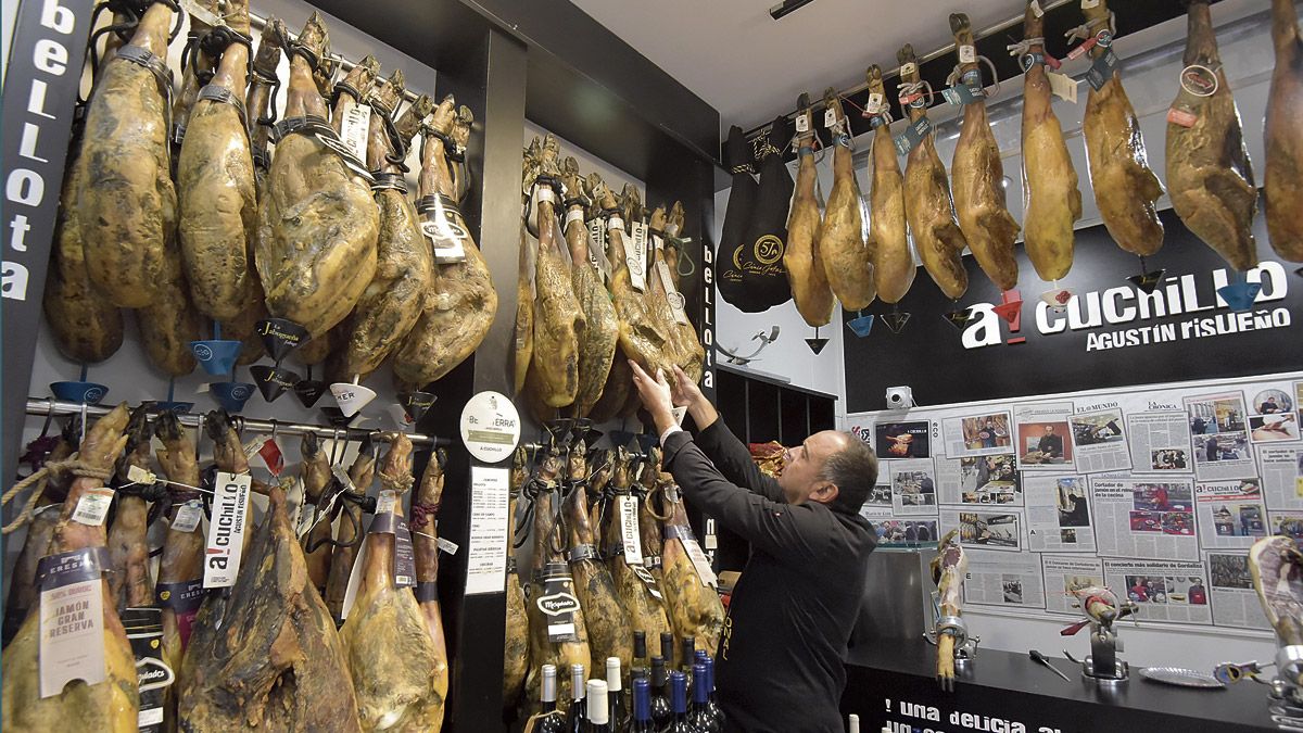 El Maestro Cortador Agustín Risueño en su local situado en la Calle Cervantes. | SAÚL ARÉN