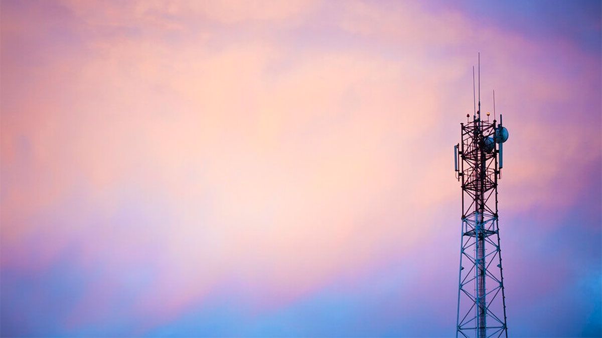 Una antena de telecomunicaciones en el medio rural. | EP
