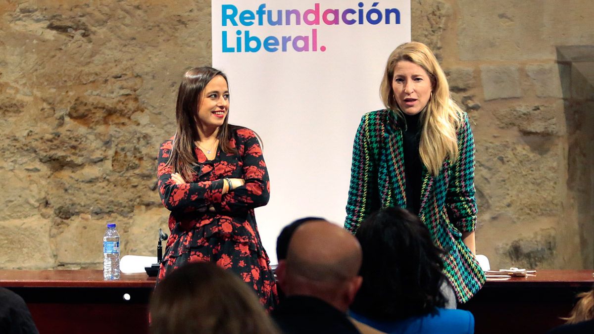 Gemma Villarroel y María Muñoz durante el encuentro. | ICAL Gemma Villarroel y María Muñoz durante el encuentro. | ICAL