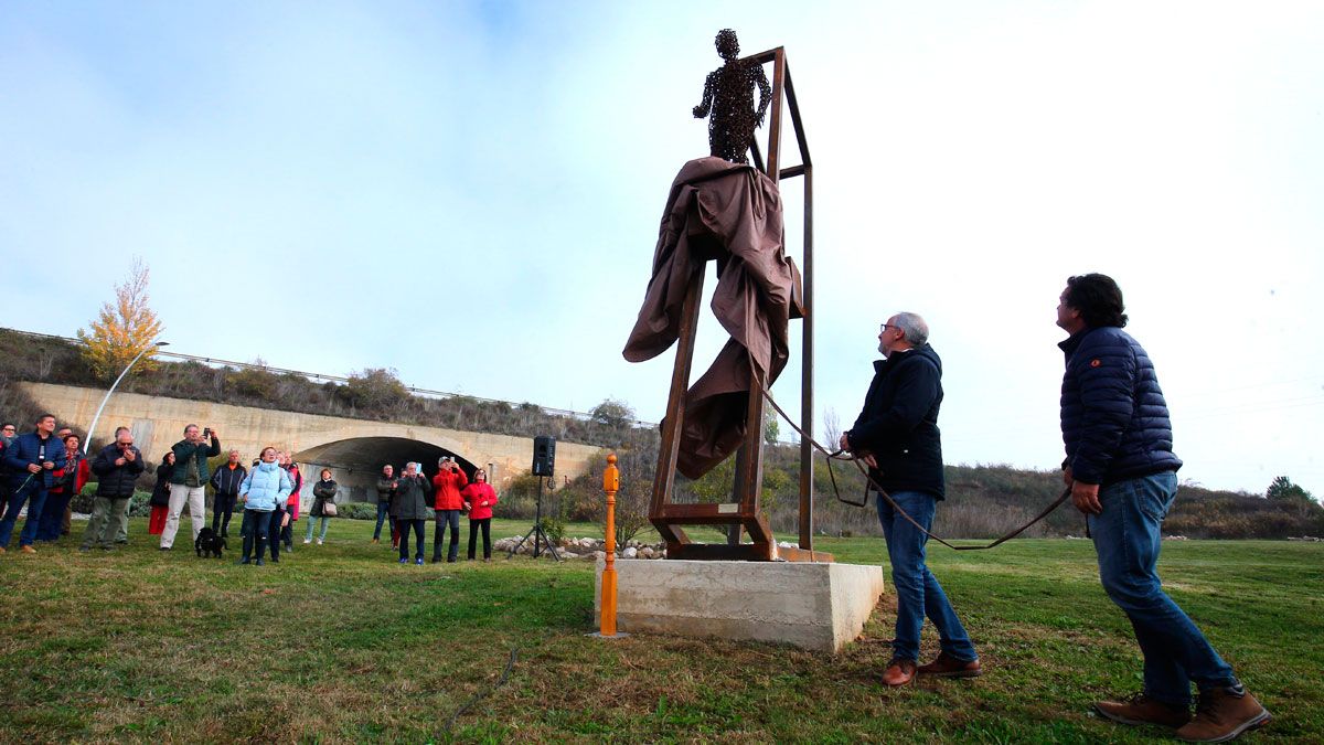 Inauguración de la escultura que puede verse en el Montearenas de Ponferrada. | ICAL