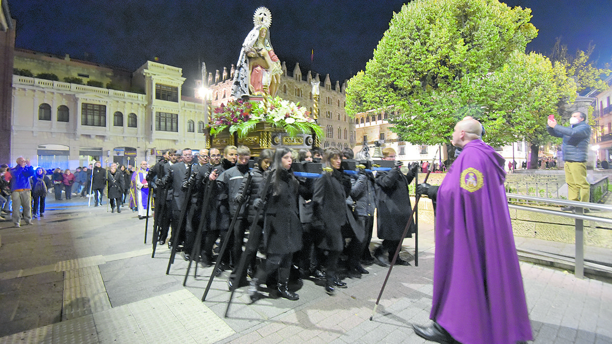 La procesión de las ánimas de la cofradía del Malvar volvió a celebrarse después de más de 200 años. | SAÚL ARÉN