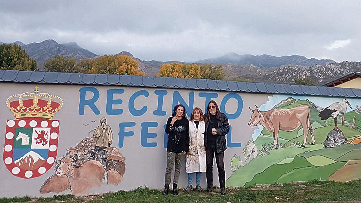 Moñi, Silvia y Lolo frente al segundo mural del recinto. | L.N.C.