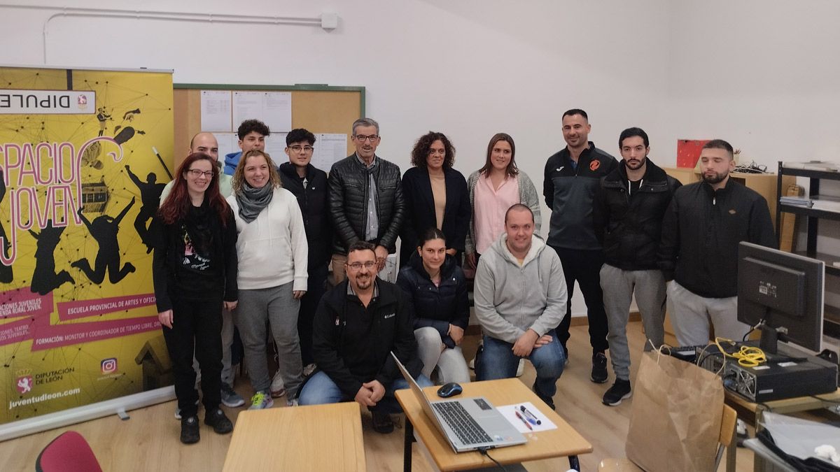 La diputada de Juventud, Susana Folla, visitando uno de los cursos. | L.N.C.