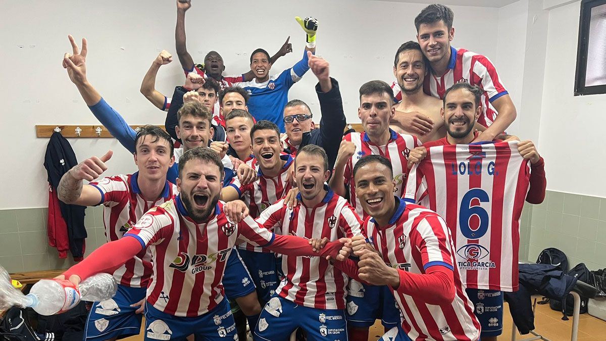 Los jugadores del Bembibre festejan el triunfo. | ATCOBEMBIBRE