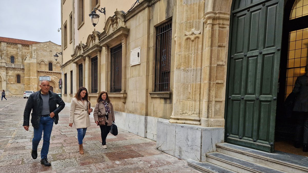 El exalcalde de Valderas Eloy Rubio, a su llegada a la Audiencia Provincial de León. | A. MARTÍNEZ El exalcalde de Valderas Eloy Rubio, a su llegada a la Audiencia Provincial de León. | A. MARTÍNEZ
