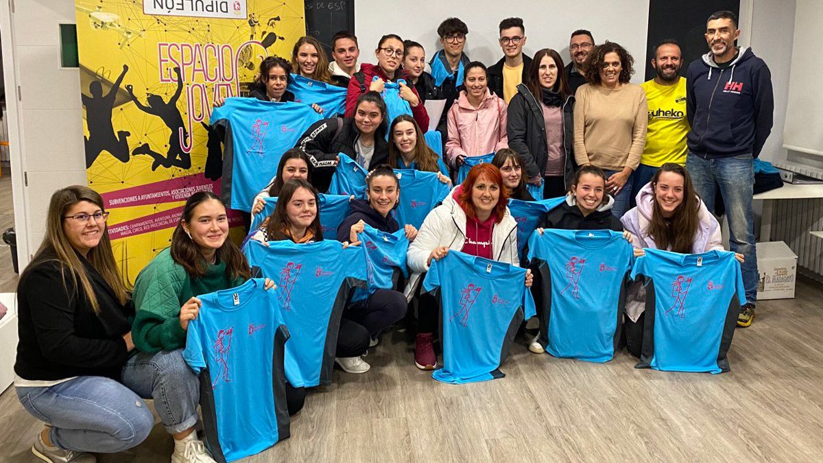 Susana Folla junto algunos de los usuarios del Espacio Joven. | L.N.C. Susana Folla junto algunos de los usuarios del Espacio Joven. | L.N.C.