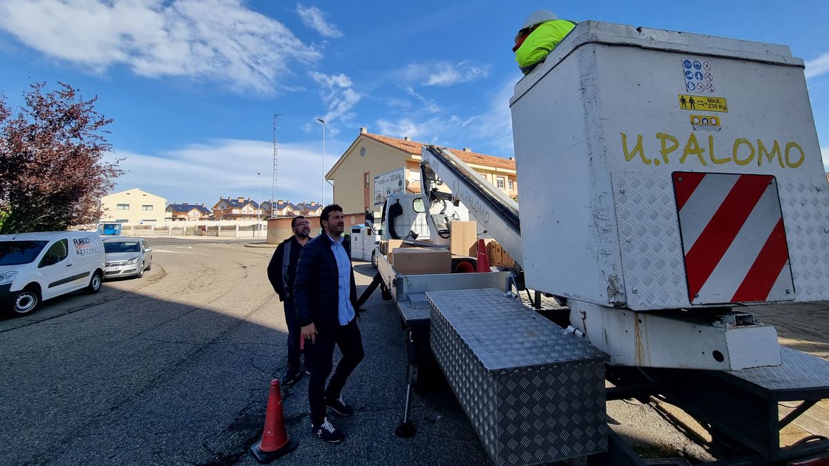 Manuel García y Manuel Rodríguez visitando las obras. | L.N.C.