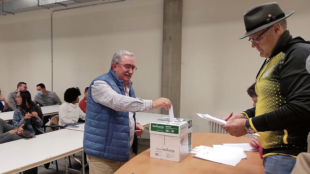 El candidato Ángel Rivero deposita su voto para convertirse tan solo unos minutos después en el nuevo presidente de la nueva federación. | RAMÓN DÍEZ