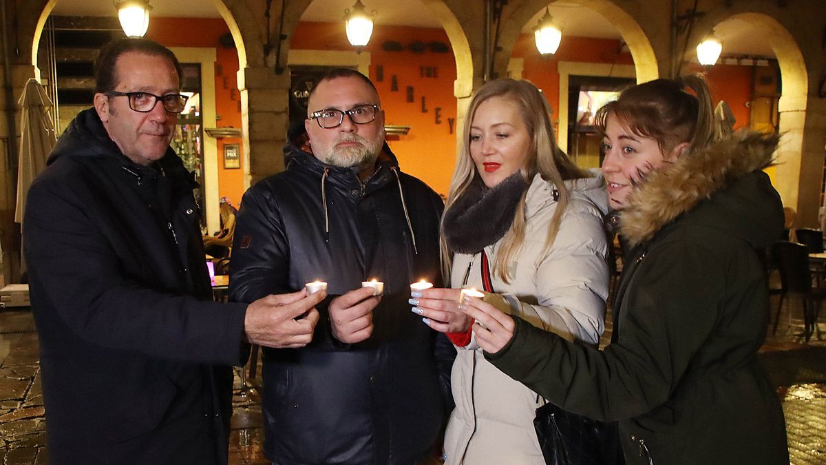 Los hosteleros de la ciudad de León protestaron este martes contra el incremento de la factura eléctrica. | ICAL