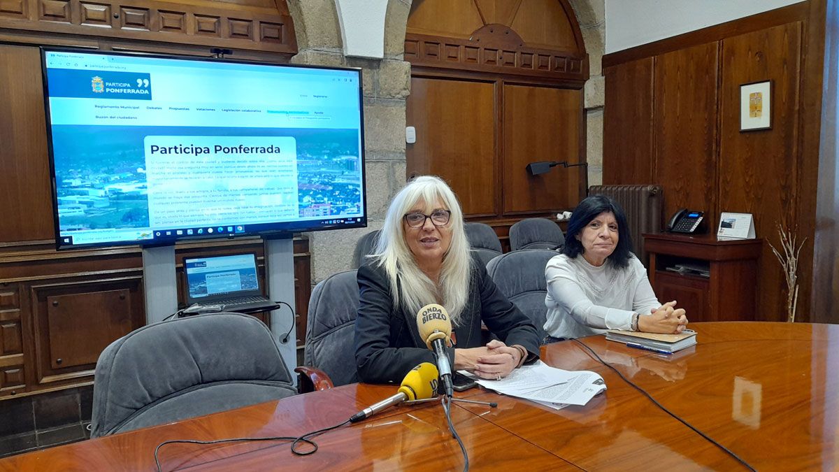 María Luisa Varela y la técnica encargada de Participación en rueda de prensa. | MAR IGLESIAS