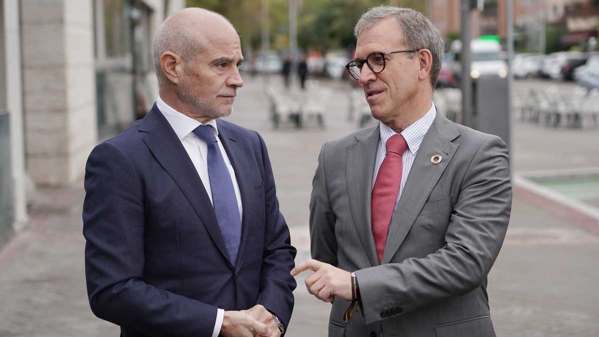 Mariano Veganzones (dcha.) y el presidente de la Cámara de Comercio de Valladolid, Víctor Caramazana. | RUBÉN CACHO / ICAL