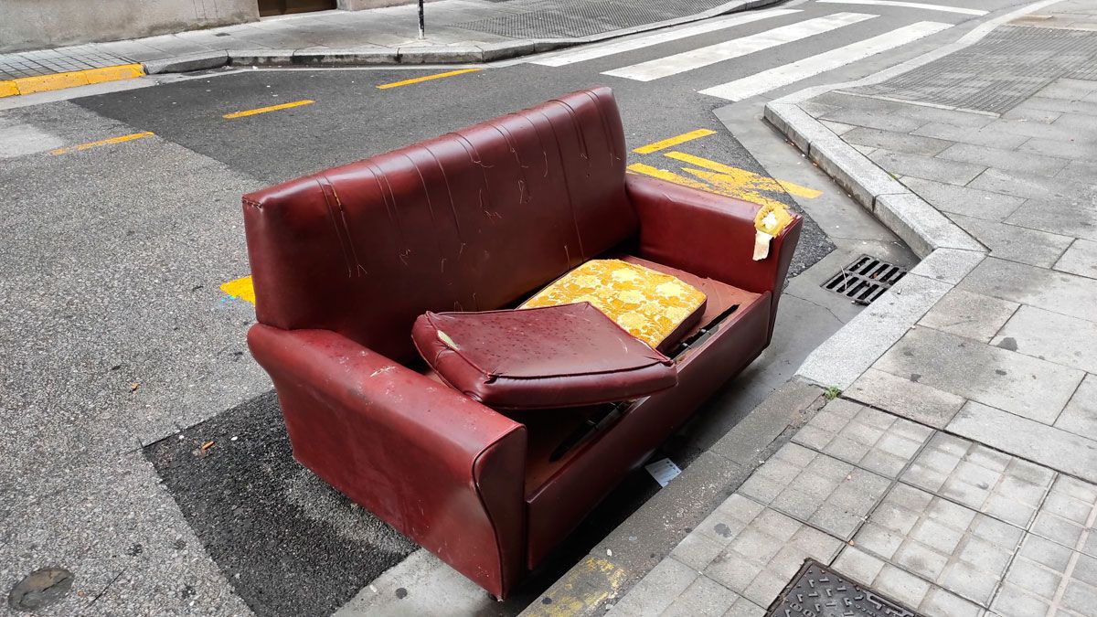 Imagen del sillón "aparcado" en medio de la calle.