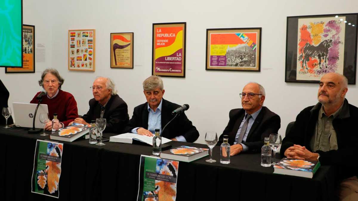 Los autores de ‘El territorio de León’ junto al rector de la ULE, Juan Francisco García Marín, situado en el centro. | L.N.C.