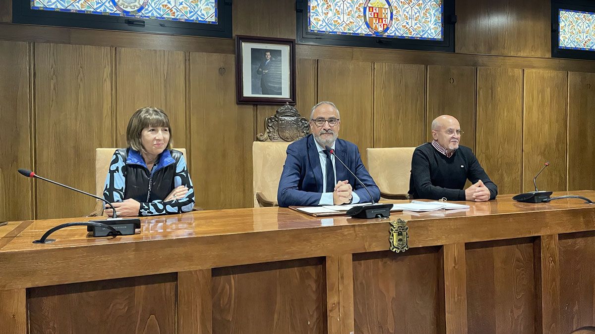 El equipo de gobierno municipal anuncia la recuperación del Alvia. | Javier Fernández
