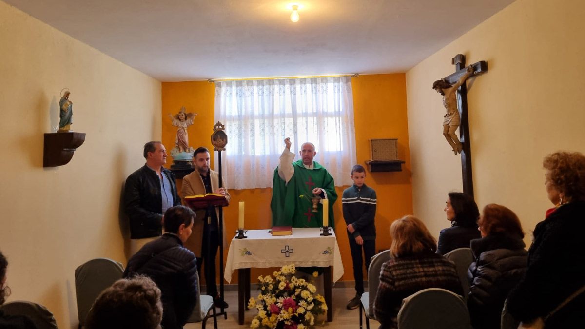Bendición de la nueva capilla de Antoñanes este pasado domingo. | L.N.C. Bendición de la nueva capilla de Antoñanes este pasado domingo. | L.N.C.