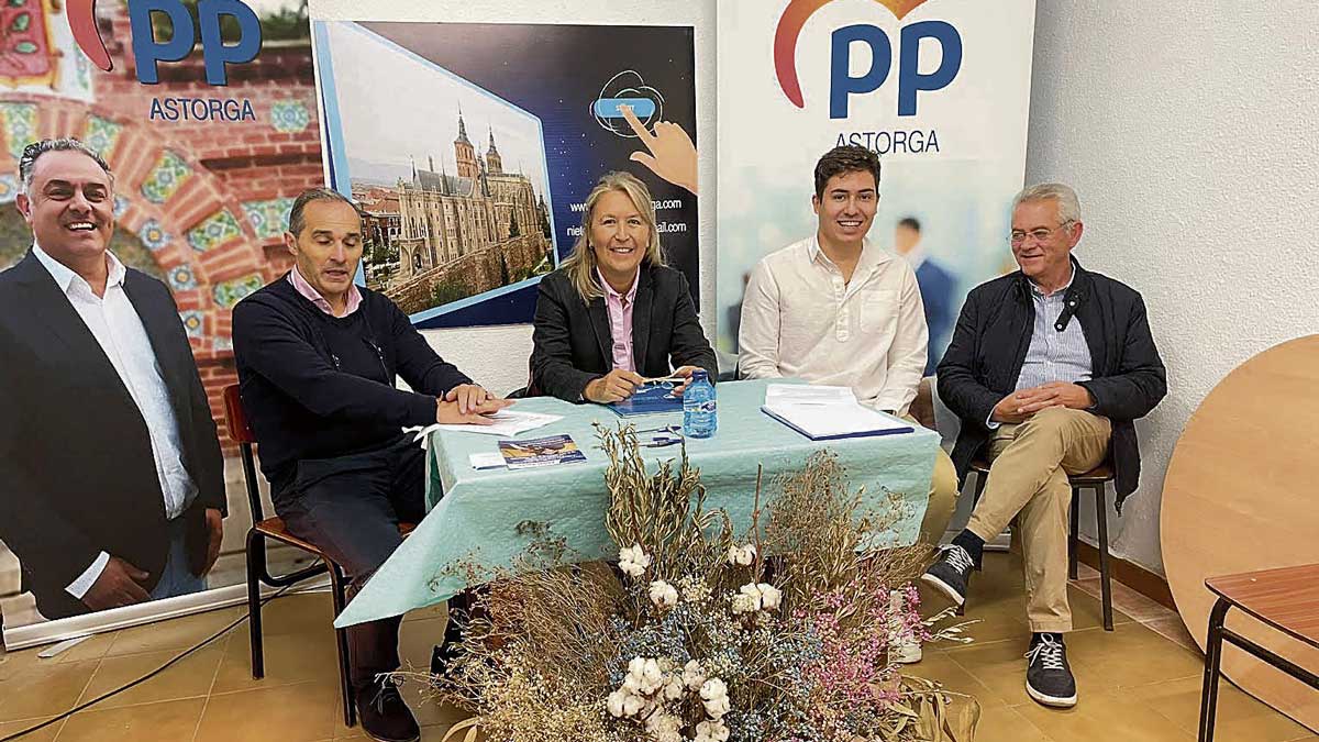 Un momento de la rueda de prensa de ayer en Astorga. | P.F. Un momento de la rueda de prensa de ayer en Astorga. | P.F.