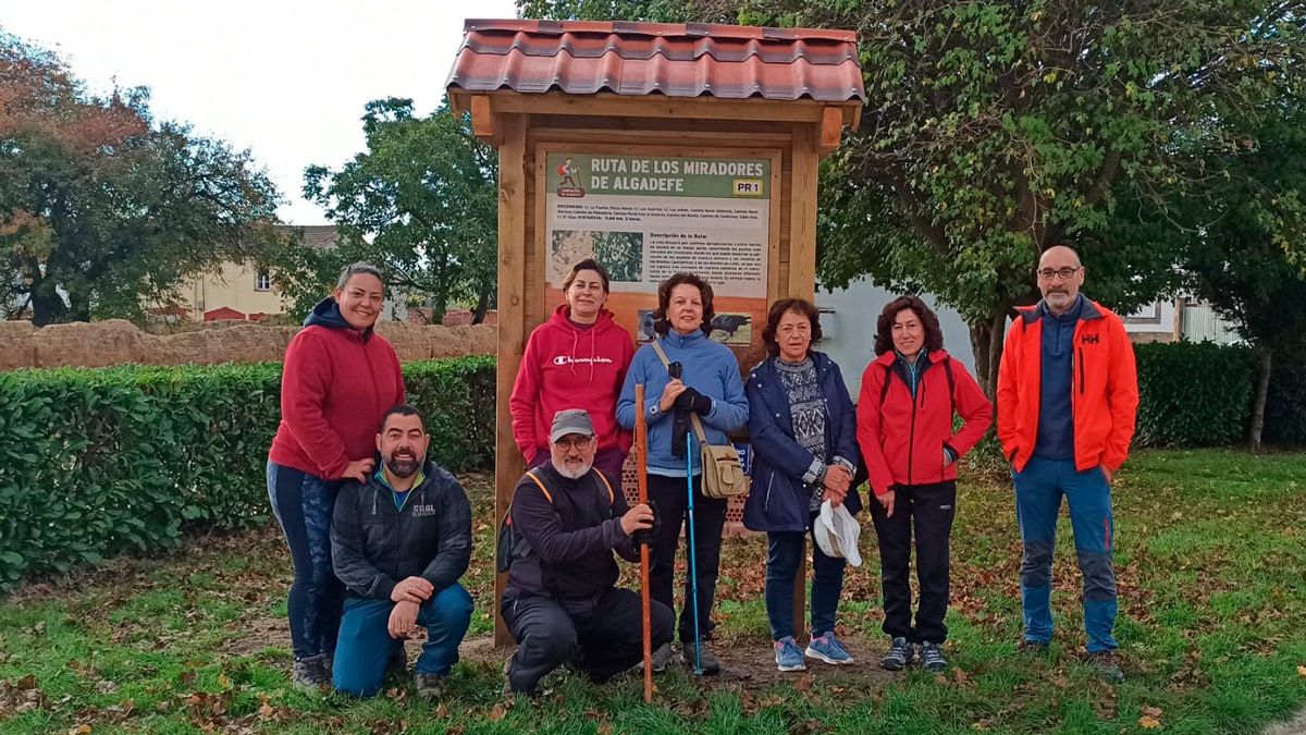 Senderistas que inaguraron el pasado domingo la Ruta de los Miradores.| L.N.C.