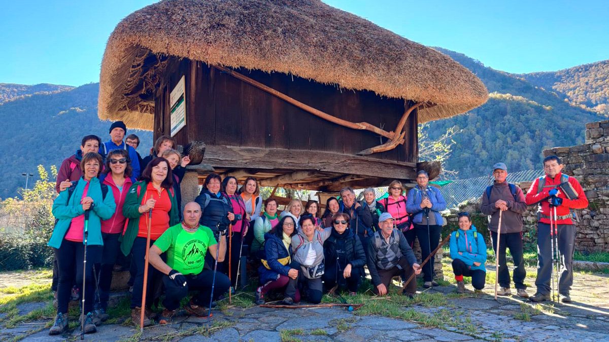 Foto de familia durante una de las rutas del programa. | L.N.C.