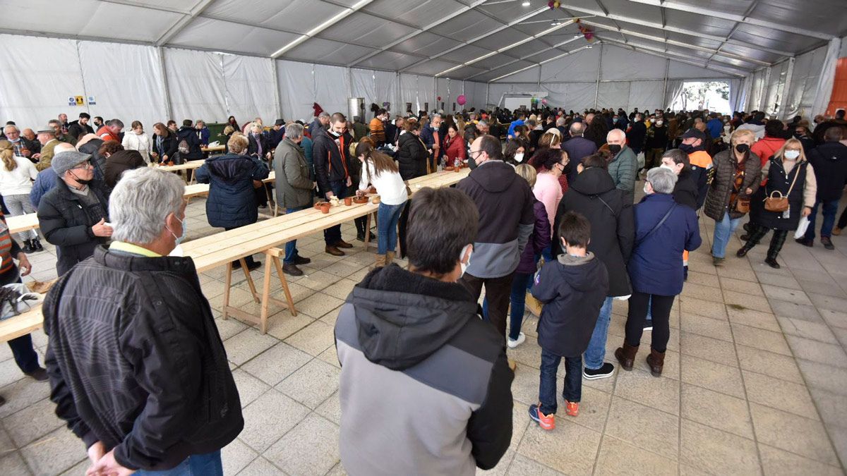 En la fotografía, un momento de la degustación en la Feria de la Cecina de Chivo del pasado año. | SAÚL ARÉN