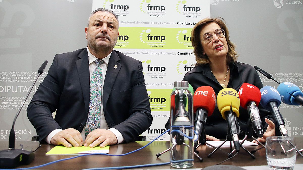 La presidenta y el vicepresidente de la Frmp de Castilla y León, Ángeles Armisén y Edurado Morán. | ICAL La presidenta y el vicepresidente de la Frmp de Castilla y León, Ángeles Armisén y Edurado Morán. | ICAL
