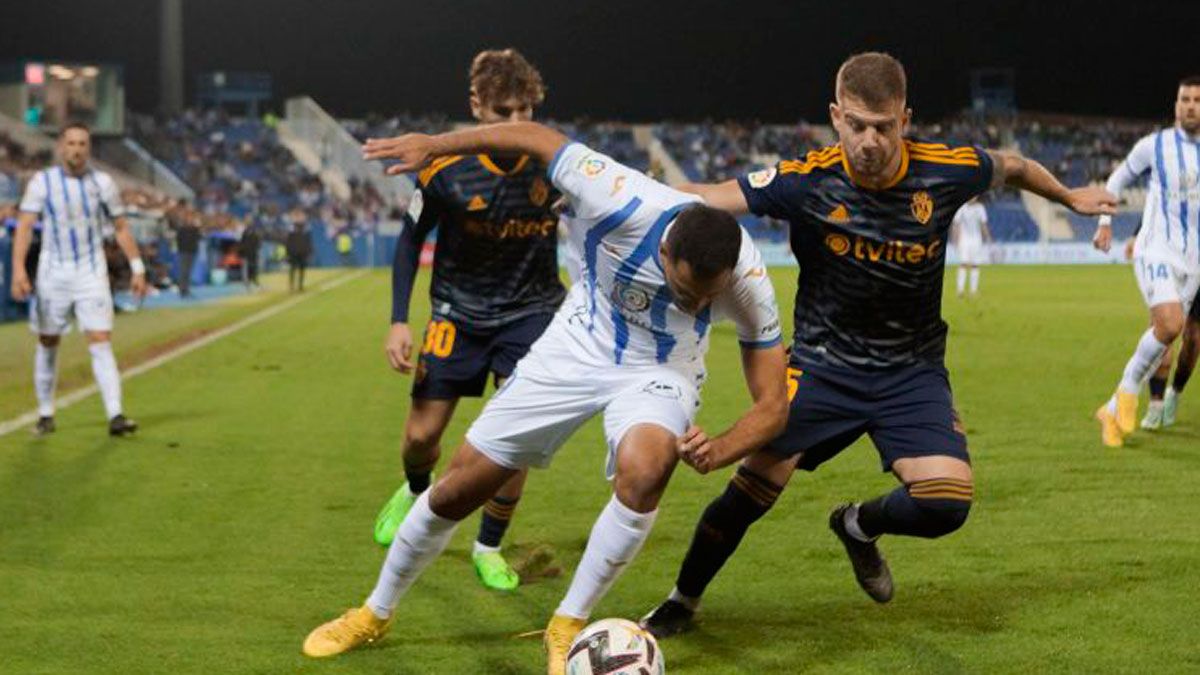 Amo presiona al delantero del Leganés durante el último encuentro . | LALIGA