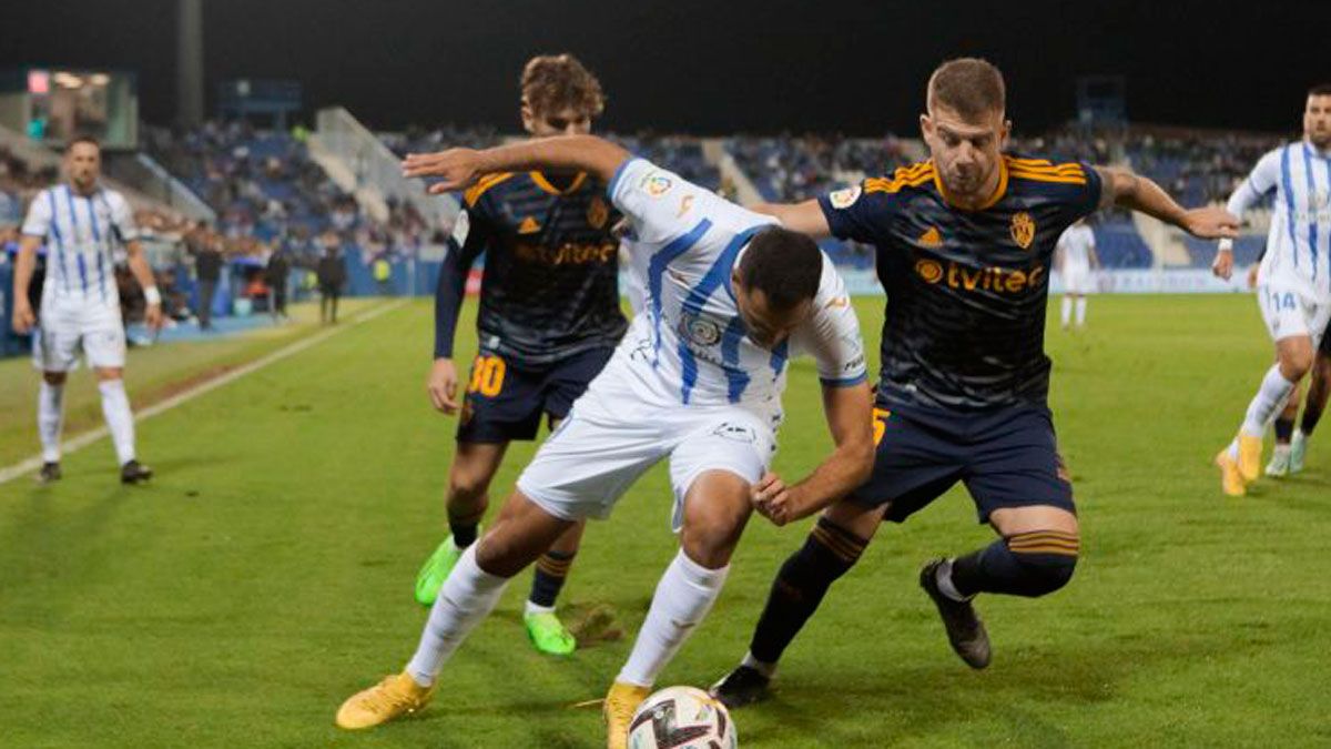 Amo presiona al delantero del Leganés durante el último encuentro . | LALIGA