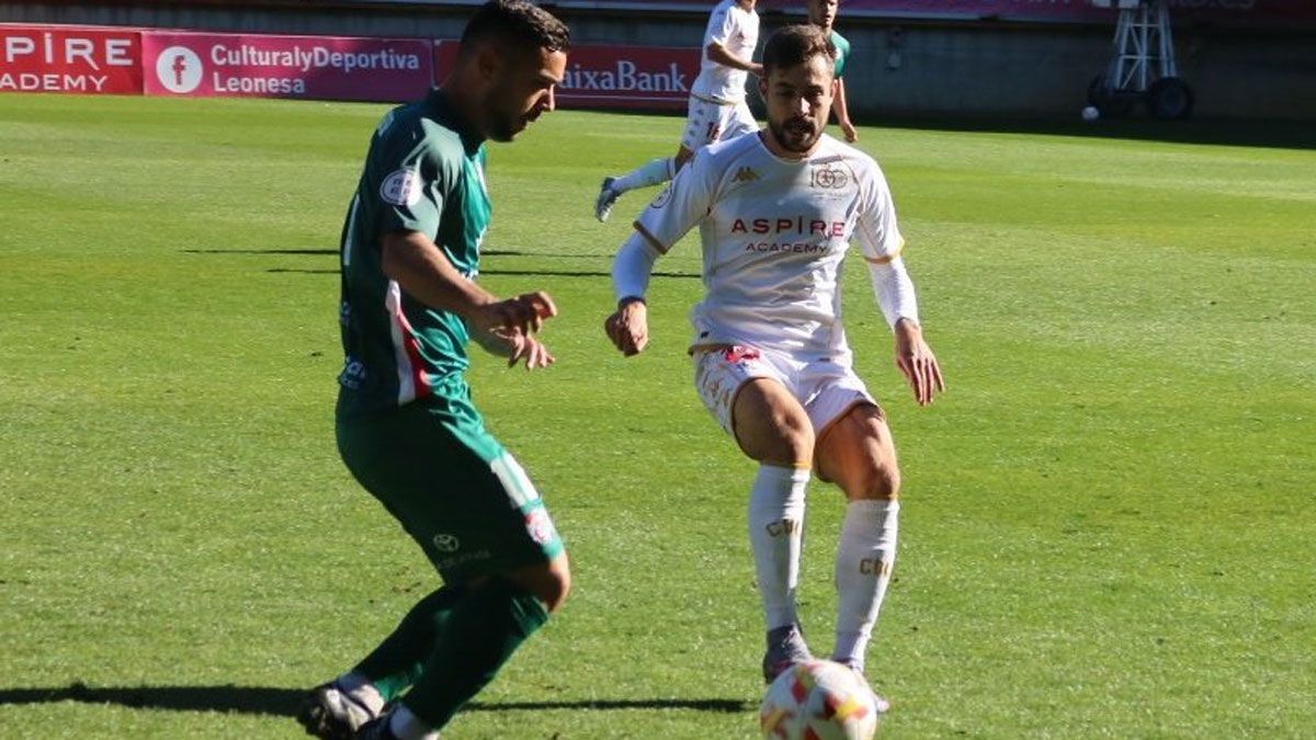 Cristian presiona al jugador del Zamora en el amistoso. | CYD