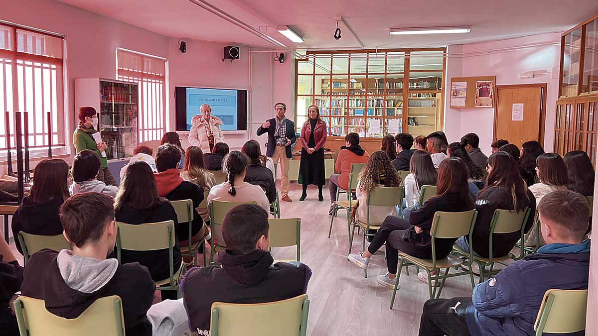 La programación ya comenzó este jueves con una charla para el alumnado del Instituto Ramiro II. | L.N.C.