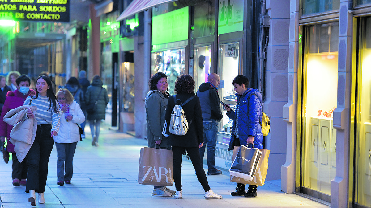 El comercio se prepara ante una de las épocas más fuertes del año, el Black Friday y la Navidad. | SAÚL ARÉN