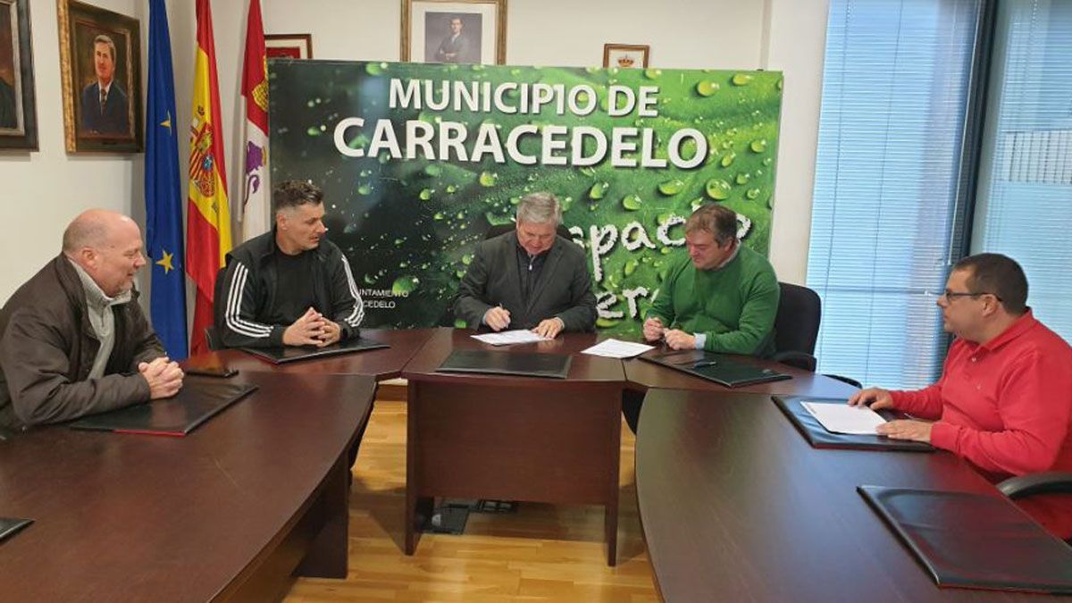 Firma del convenio en el Ayuntamiento de Carracedelo.