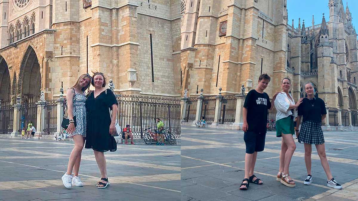 Uliana con sus dos hijos (Sonnia, Vania) y Alona con la suya, Victoria (Vika) en la plaza de la Catedral de León. | L.N..