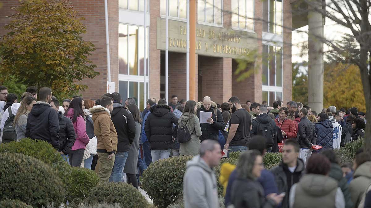 El Campus de Vegazana se convirtió este fin de semana en centro de exámenes de Adif para el noroeste. | JESÚS F. SALVADORES