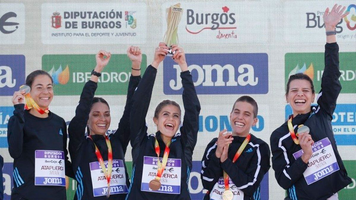 Lugueros, segunda por la izquierda, celebra el triunfo por clubes. | RFEA
