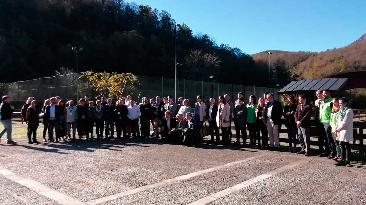 Imagen de familia de los participantes en las jornadas de Sobrescobio. | L.N.C.