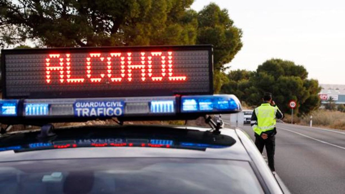 Una patrulla de la Guardia Civil realiza un control de acoholemia. | LNC