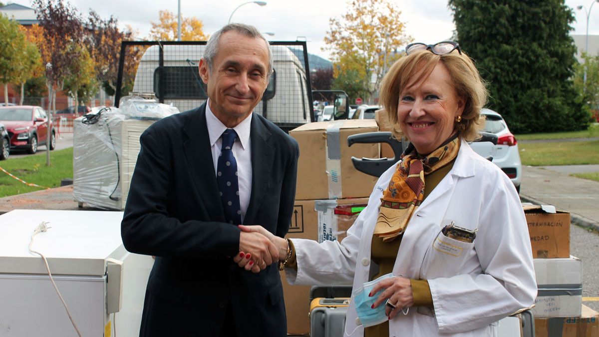 Miguel Temboury y Pilar Fernández Ampudia en el acto de la donación.