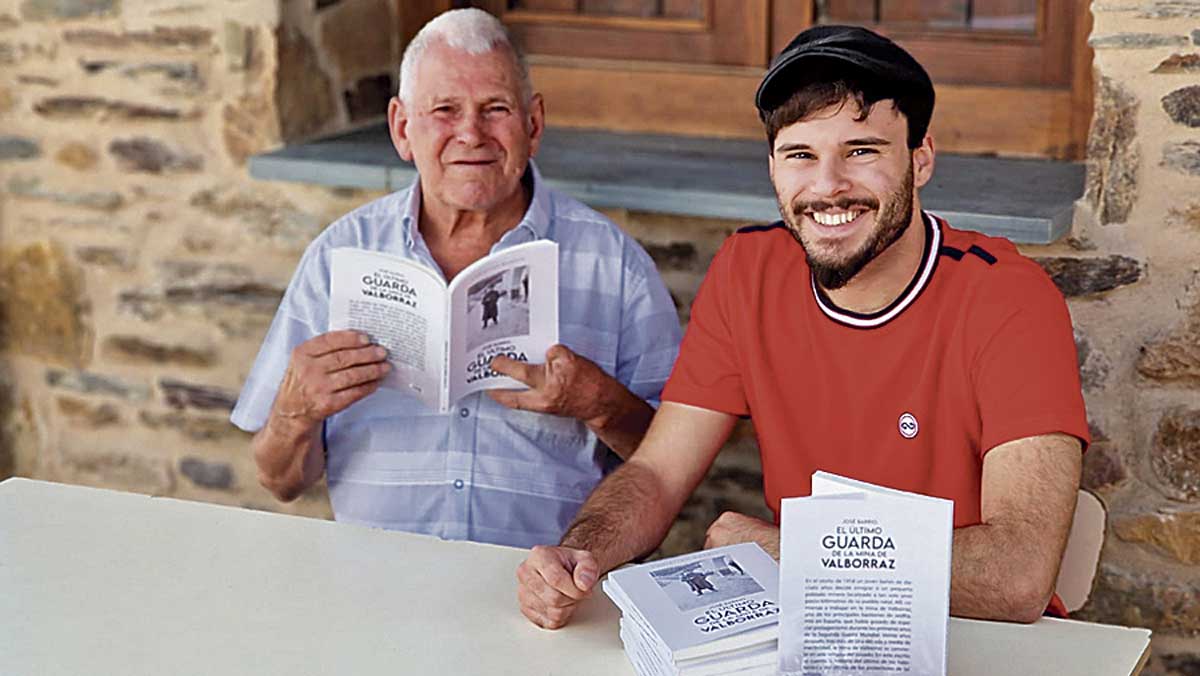 José Barrio, el último guarda, con su nieto y biógrafo. | ROSANA FERNÁNDEZ