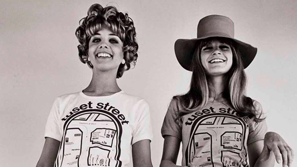 "Chicas con la camiseta promocional de Tuset Street, Barcelona 1962" |  Arxiu Fotogràfic Oriol Maspons