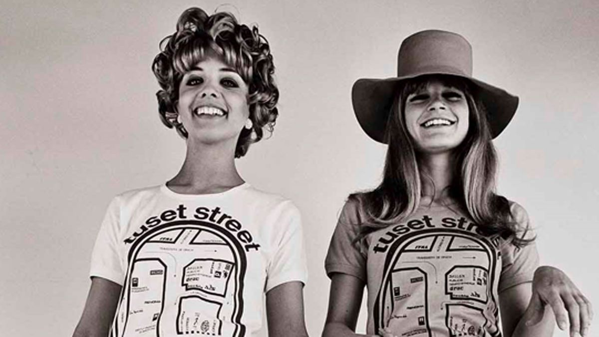 "Chicas con la camiseta promocional de Tuset Street, Barcelona 1962" | Arxiu Fotogràfic Oriol Maspons "Chicas con la camiseta promocional de Tuset Street, Barcelona 1962" | Arxiu Fotogràfic Oriol Maspons